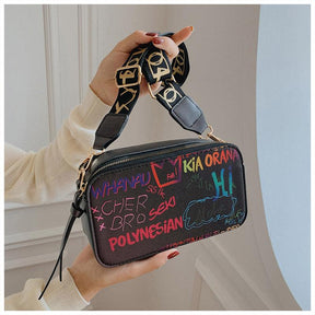 Bolsa Feminina Designer de Luxo Letra Graffiti, Moda Trend Graffiti Letras Mulheres Bolsa Ombro, Bolsa sofisticada e elegante, Bolsa descolada e moderna, Bolsa de tiracolo cores sólidas, bolsa de couro feminina arezzo, bolsa de couro, Bolsa de alta qualidade, Bolsa Couro Sintetico feminina  Shoelover, Bolsa Couro Shutz, Bolsa couro Lacoste, Bolsa couro Colcci, Bolsa Christian Dior Lady Dior Floral Graffiti Multicolor Original