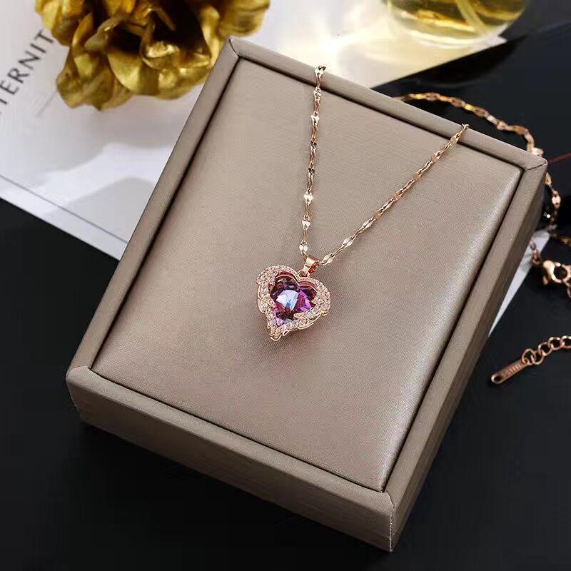 Colar de Pingente Coração de Cristal, Pingente Coração Cristal Swarovski, Colar de Pingente Coração de Cristal, Pingente Coração Cristal Swarovski  Colar feminino mais Pingente  Colar para presente  Colar de prata delicado  Colar de prata feminino  Colar Feminino, Colar Aço Inox Dourado e Prata, Colar de Letra Inicial do Nome - Thassia Naves, Colar de Signo Prata, Colar Feminino Vivara, Colar e Brincos com Pingente Gota D'água, Acessórios femininos, Acessório de Moda Feminina