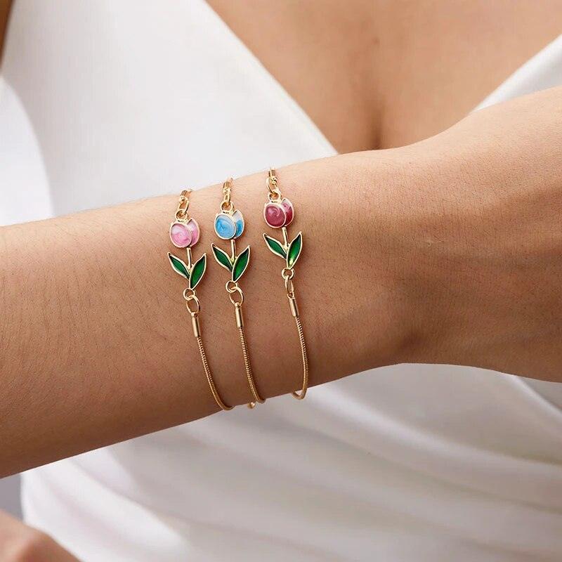 Qual é o significado da flor tulipa?, Qual é a pulseira que está na moda?  Pulseiras e Braceletes, Pulseira Vivara, Pulseira feminina para mulheres, Pulseira feminina, PULSEIRA DE PRATA CLARA TULIPAS, Pulseira de Flor Tulipa, Presentes para mãe, Presente para Namorada, presente para esposa, joias Vivara, Joias, Flor Tulipa Rosa Pulseira de Pérola de Água Doce, Esquenta Black Friday, BRINCO E PULSEIRA DE FLOR TULIPA RESINADA, Black Friday 2023, Black Friday