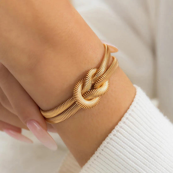 Pulseira Dourada Ajustável Cobra, joias Vivara  Joias, Pulseira Vivara, Pulseira feminina, Qual é a pulseira que está na moda?, Pulseira feminina para mulheres. Como usar pulseiras no dia a dia?, Pulseira de prata 925, Pulseira casal, Pulseira Cristã, Black Friday, Black Friday 2023, Esquenta Black Friday, Pré-Black Friday, Pulseira Dourada Regulável, Pulseira Dourada Trançada Lisa Ajustável, bracelete ajustável dourado, Pulseira Elo Cadeia Banhada A Ouro 18K - Fiorese, Coleção Primavera Verão 2023