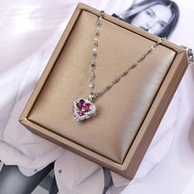 Colar de Pingente Coração de Cristal, Pingente Coração Cristal Swarovski, Colar de Pingente Coração de Cristal, Pingente Coração Cristal Swarovski  Colar feminino mais Pingente  Colar para presente  Colar de prata delicado  Colar de prata feminino  Colar Feminino, Colar Aço Inox Dourado e Prata, Colar de Letra Inicial do Nome - Thassia Naves, Colar de Signo Prata, Colar Feminino Vivara, Colar e Brincos com Pingente Gota D'água, Acessórios femininos, Acessório de Moda Feminina