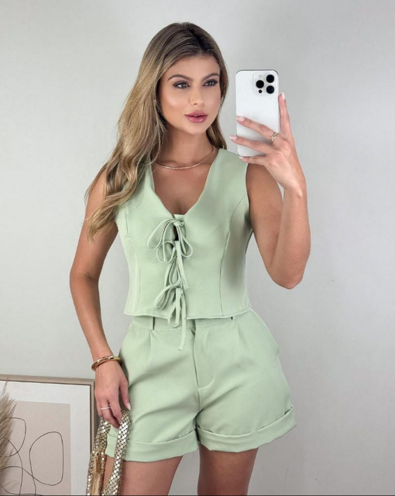 Conjunto Feminino Colete com Laço e Short Alfaiataria