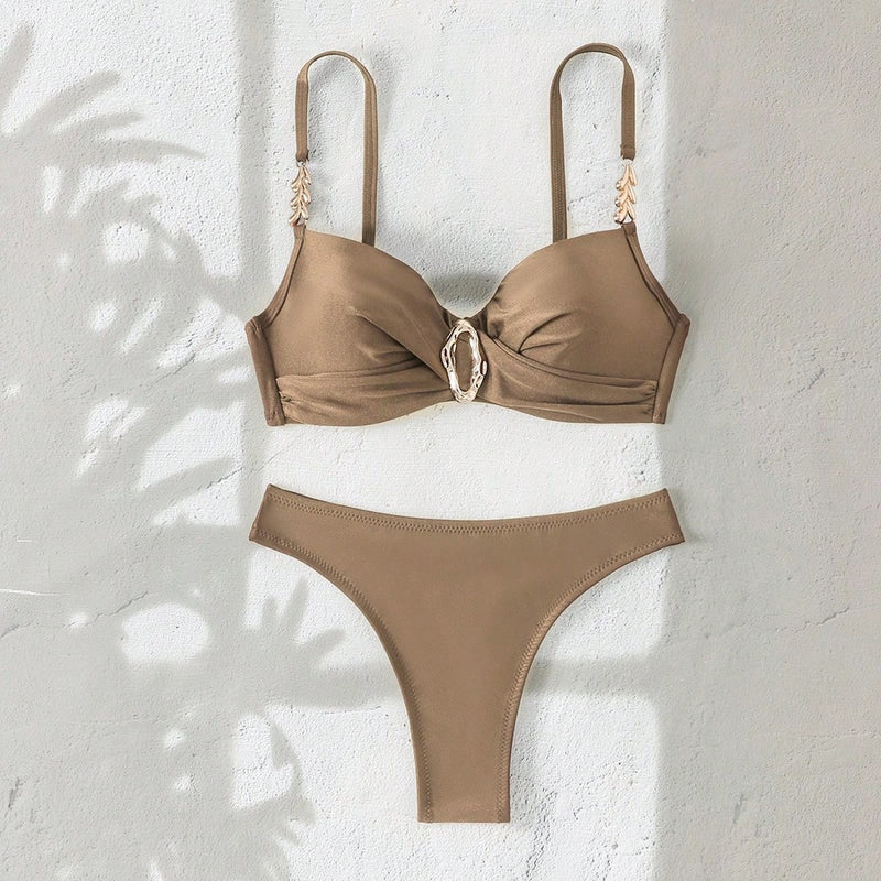 Biquíni com Detalhes Dourados