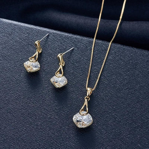 Conjunto de Jóias Colar + Brincos de Strass  com Pingente gota D'água, Jóias Elegantes, Jóias de Alta Qualidade, jóias, joias Vivara, Esquenta Black Friday, Conjuntos de joias em prata, Conjunto de Jóias para Presente, Conjunto de Jóias para Ocasiões Especiais, Colar Vivara Life, Colar Vivara, Colar para presente, Colar feminino Vivara, Colar feminino mais Pingente, Colar Feminino, Colar e Brincos com Pingente Gota D'água  Colar e Anel, Brinco Vivara, Bracelete Prata Vivara, Black Friday 2023