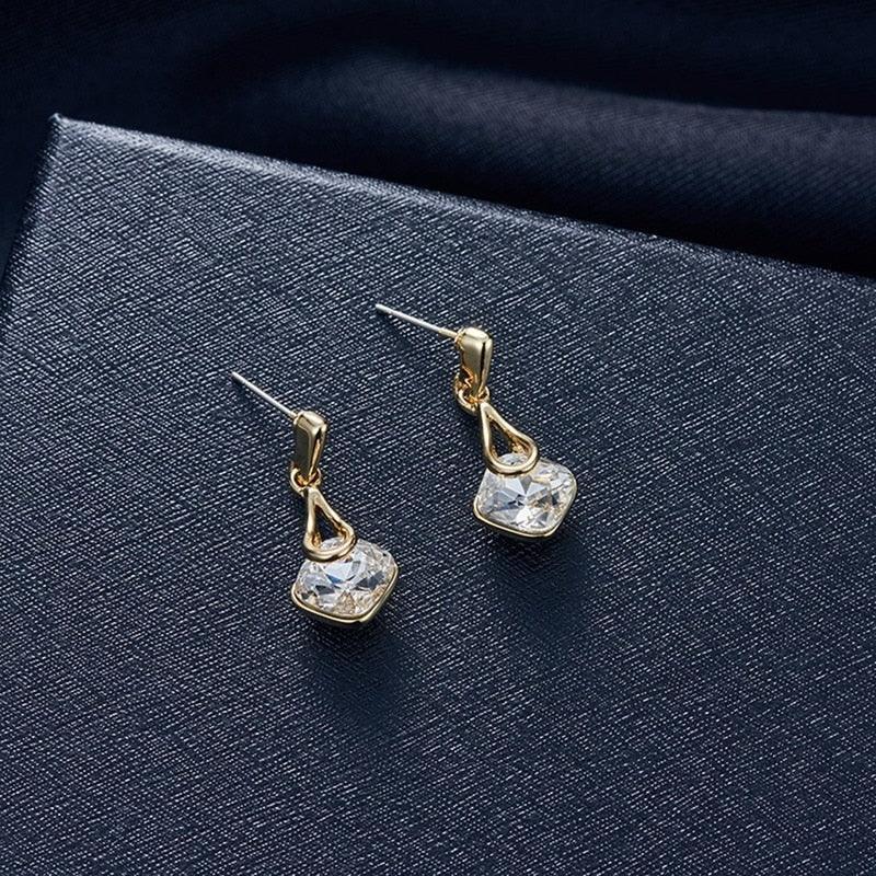 Conjunto de Jóias Colar + Brincos de Strass  com Pingente gota D'água, Jóias Elegantes, Jóias de Alta Qualidade, jóias, joias Vivara, Esquenta Black Friday, Conjuntos de joias em prata, Conjunto de Jóias para Presente, Conjunto de Jóias para Ocasiões Especiais, Colar Vivara Life, Colar Vivara, Colar para presente, Colar feminino Vivara, Colar feminino mais Pingente, Colar Feminino, Colar e Brincos com Pingente Gota D'água  Colar e Anel, Brinco Vivara, Bracelete Prata Vivara, Black Friday 2023